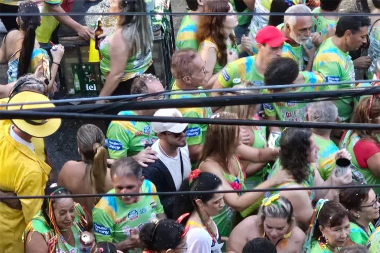 Com filho de Alceu Valença, Foliões do Ferro arrasta multidão em Campina Grande folioes do ferro2