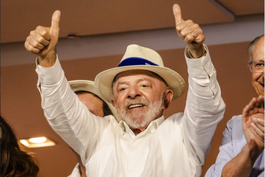 homenagem a Lula tem palhaço Bozo na avenida