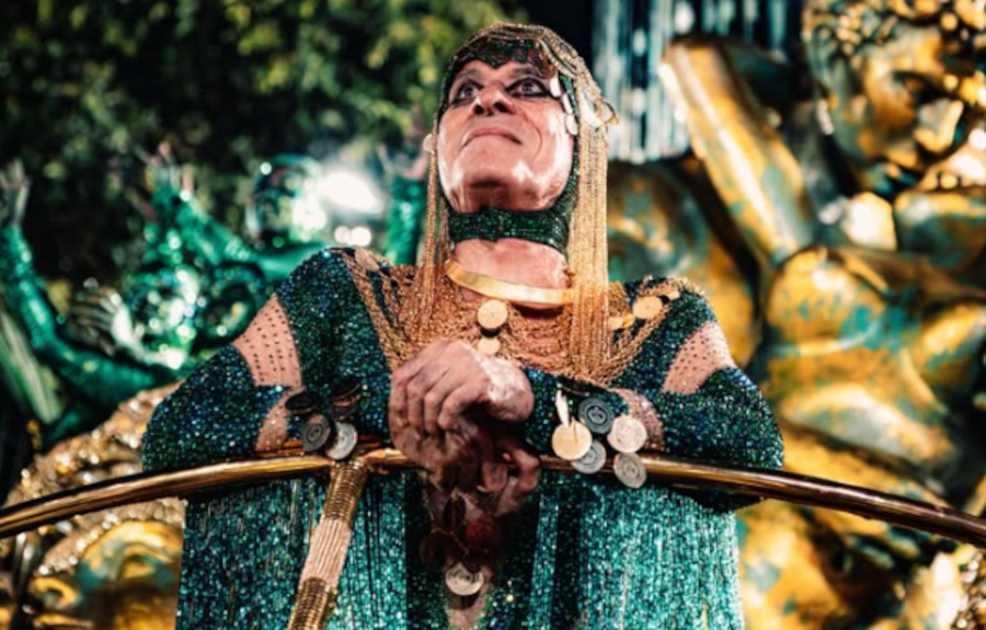 cantor Ney Matogrosso é ovacionado na avenida