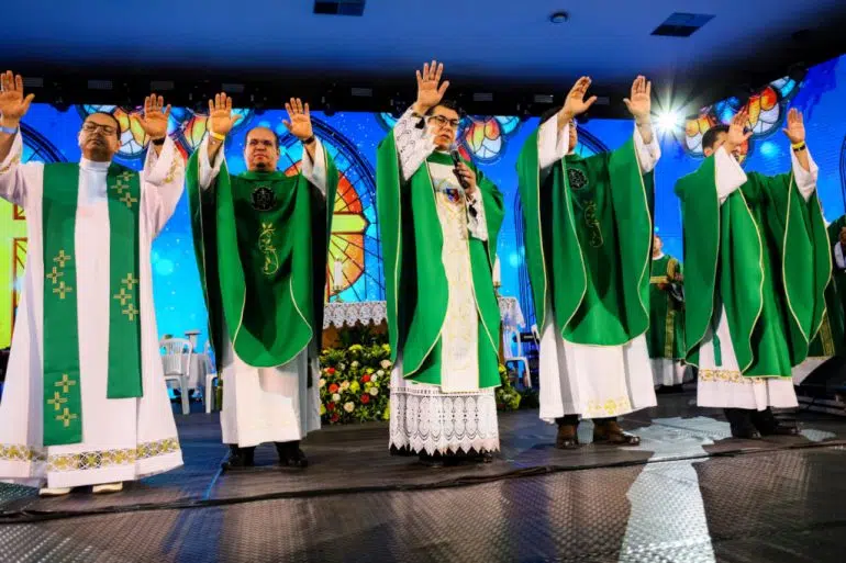 Missa com Padre Chrystian Shankar reúne grande público no Crescer, em Campina padre crescer 2026