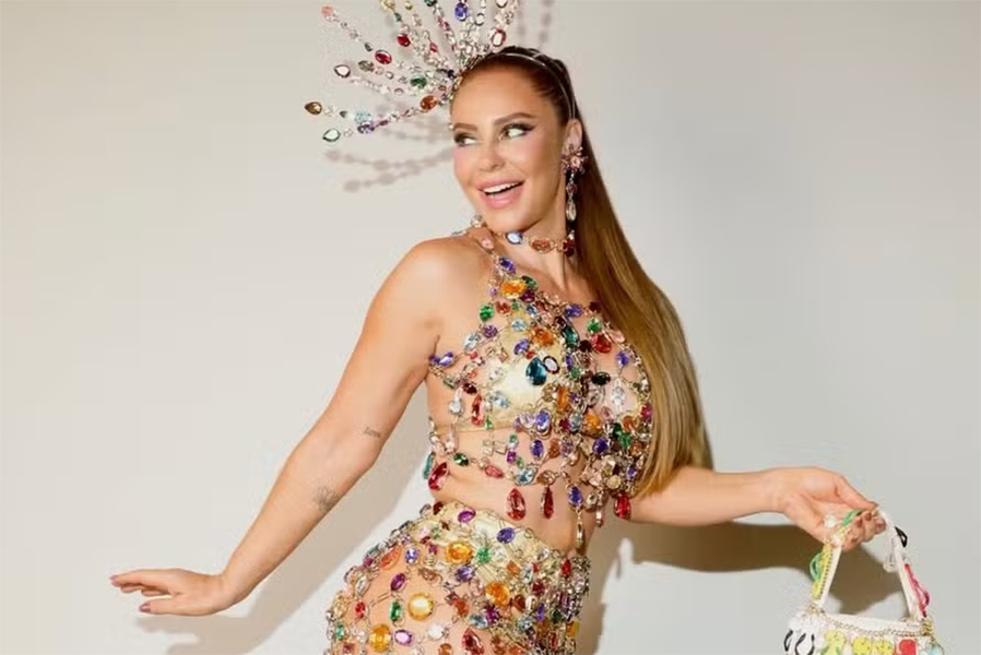 Atriz Paolla Oliveira é recebida com festa na Imperatriz Leopoldinense