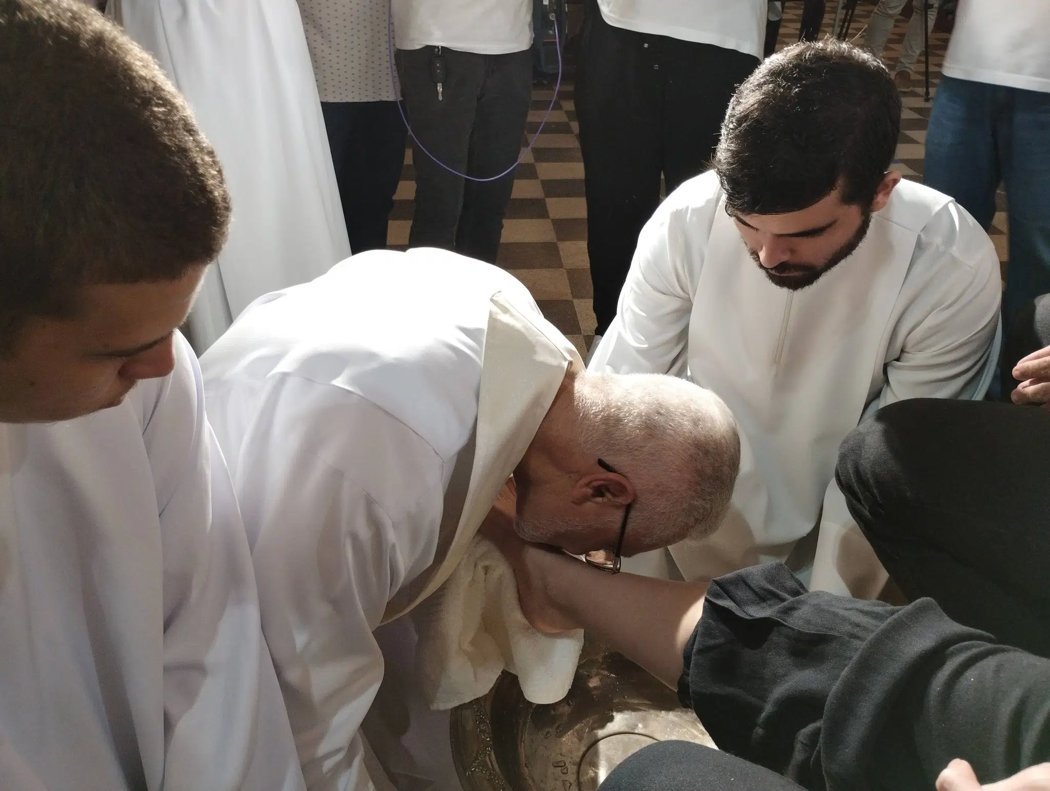 Dom Delson lava e beija os pés de Integrantes da Pastoral da Solidariedade 659060934 26259383480393086 7159428535601353737 n