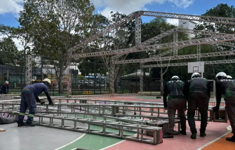 Do suor ao forró: quem ergue a cenografia do Maior São João do Mundo Palco do maior sao joao do mundo