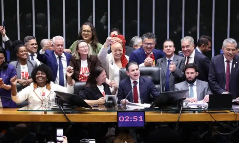 Pesquisa para senador na Paraíba e a mudança na jornada de trabalho; resumo do dia aprovacao da pec 6x1 na camara