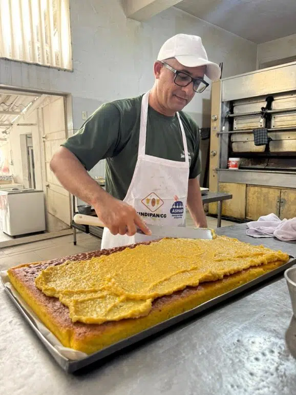 Saiba como é feita a preparação d’O Maior Bolo de Milho do Mundo como eh feito o maior bolo de milho do mundo