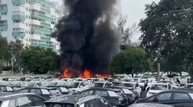 helicopteros colidem e caem em patio de veiculos