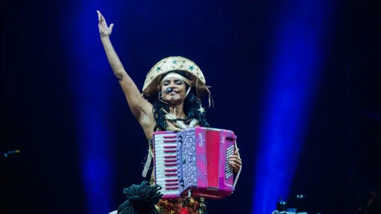 Elba emociona forrozeiros com noite histórica no Parque do Povo lucy alves