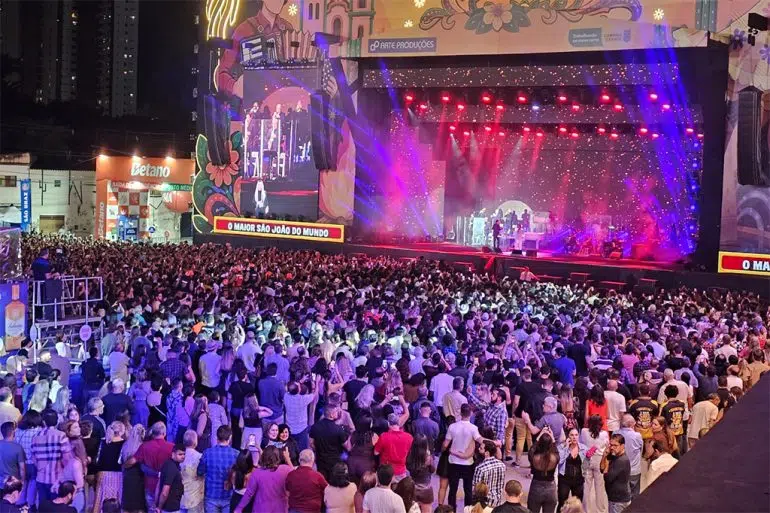 Diferentes gerações se encontram no Parque do Povo para ouvir Roberto Carlos show de roberto carlos no maior sao joao do mundo