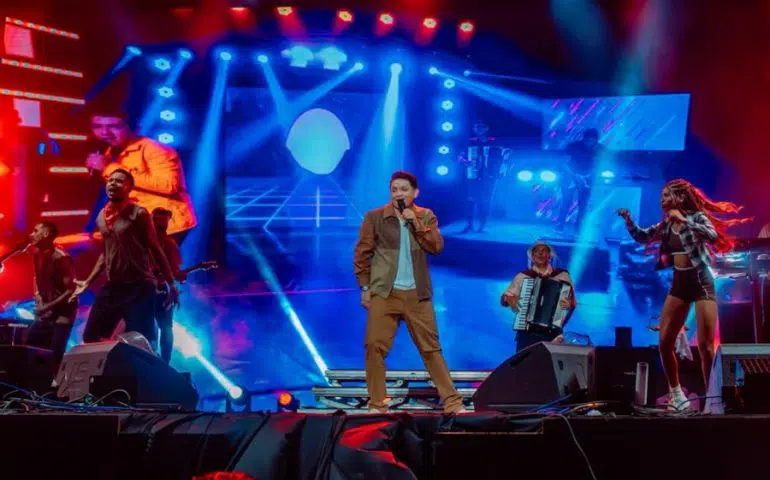 Wasley Safadão reúne multidão no primeiro 'sextou' no Parque do Povo wesley