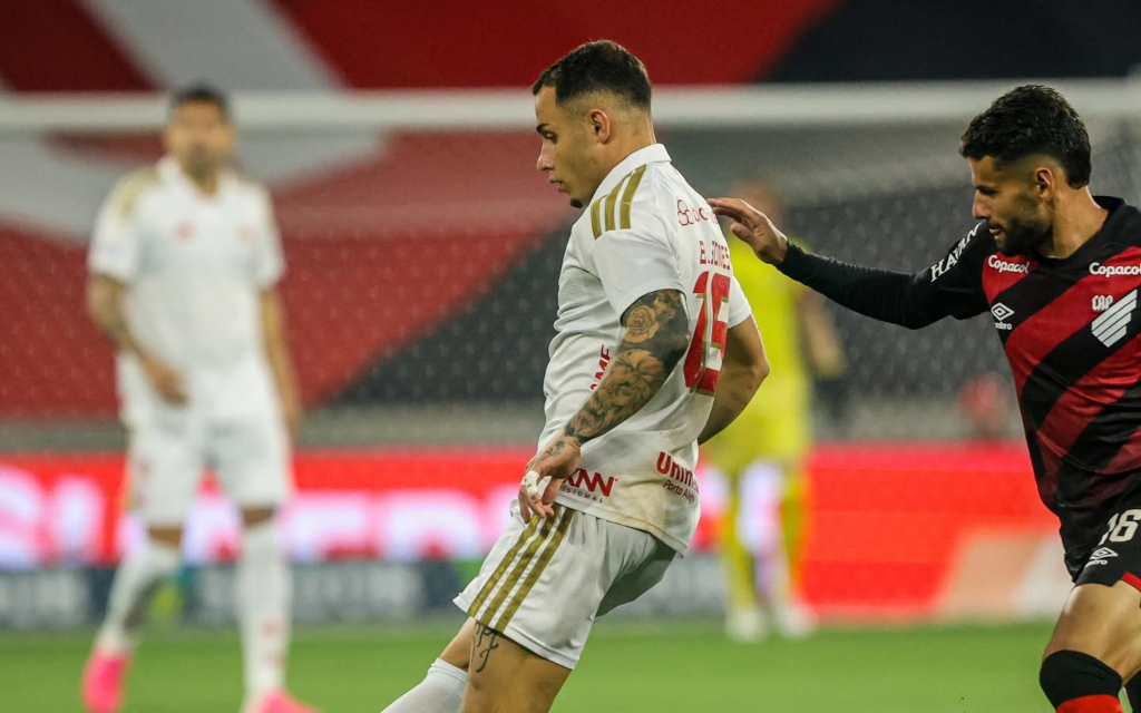 Athletico-PR aproveita erros do Inter, vence e segue em 3º no Brasileirão