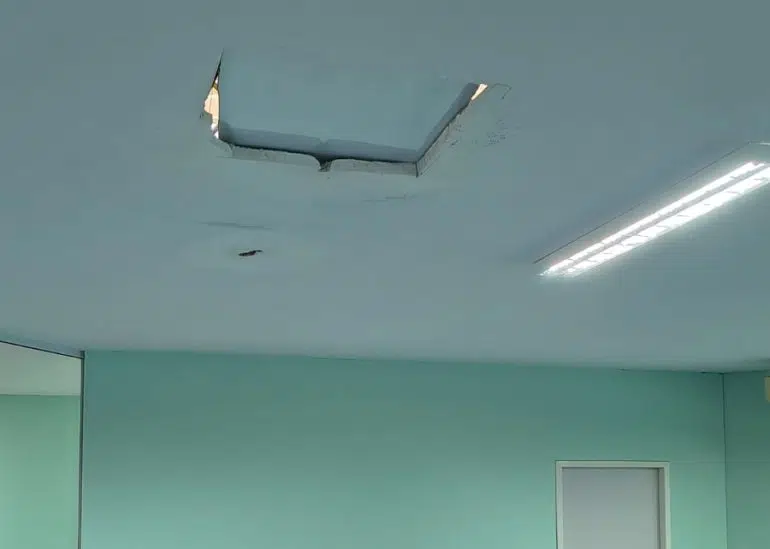Buracos: situação do teto da Câmara de Campina Grande após obra milionária camara de campina