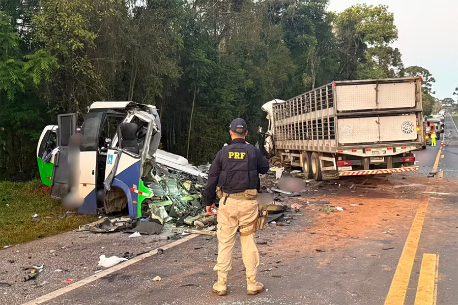 Colisão entre ônibus e carreta provoca a morte de 23 pessoas