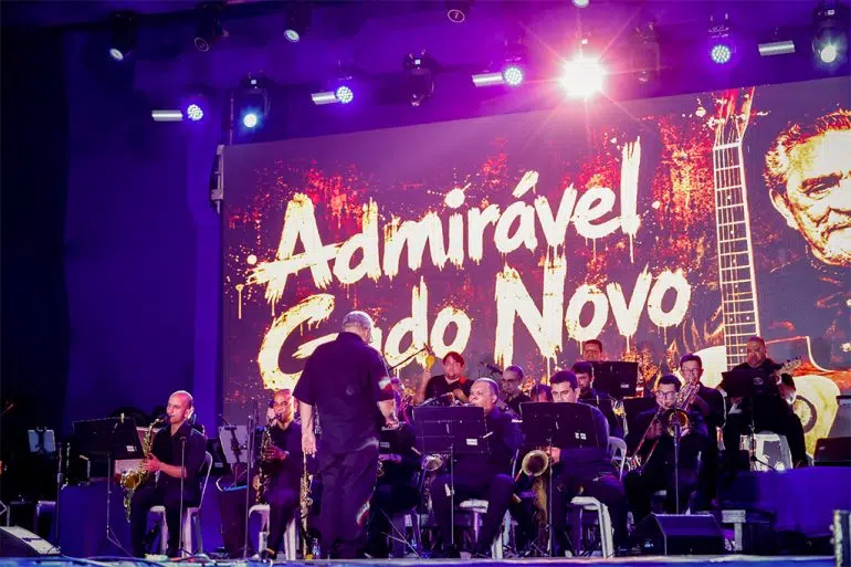 Multidão ocupa Praia de Cabo Branco e celebra os 441 anos da capital João Pessoa banda 5 de agosto