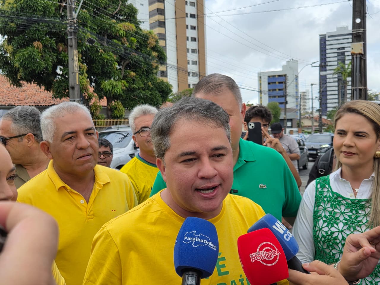 Efraim Filho promove caminhada pelas ruas de Campina Grande