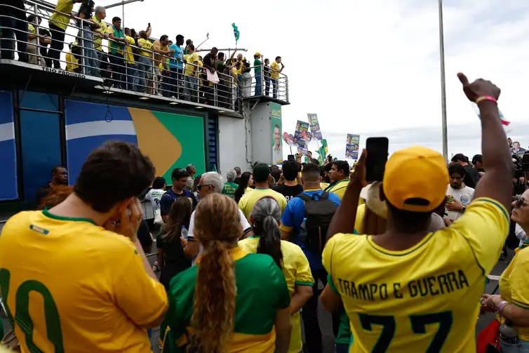 Flávio Bolsonaro afirma que país olha para Brasília ‘com nojo’
