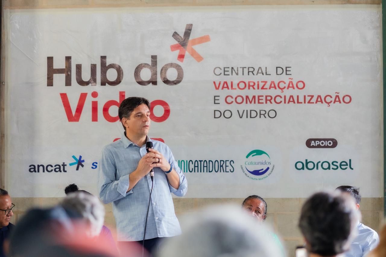 Projeto transforma vidro em renda para catadores de recicláveis