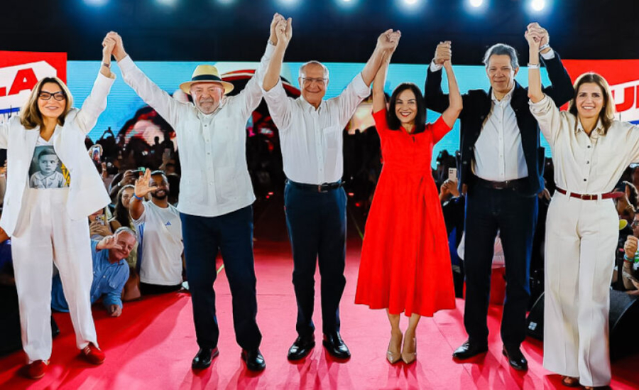 Campanha de Lula quer ‘desavermelhar’ o PT; esposa do vice vai na “contramão”