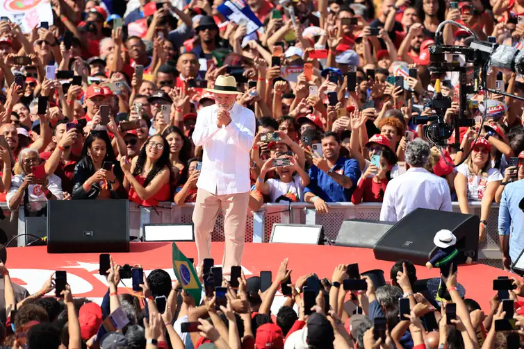 Lula inicia campanha em tom nostálgico e cobra da militância comparações