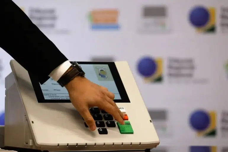 O que movimentou a terça-feira: bate-boca no STF e Mega-Sena acumulada urna eletronica 2