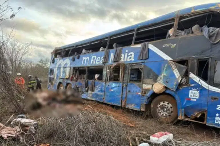 Conta de luz mais barata, fim das bets e Eleições 2026: veja o resumo de notícias deste sábado ONIBUS ACIDENTE