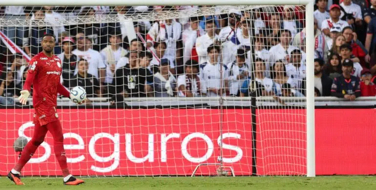 Palmeiras leva virada da LDU, mas avança nos pênaltis graças a goleiro carlos miguel