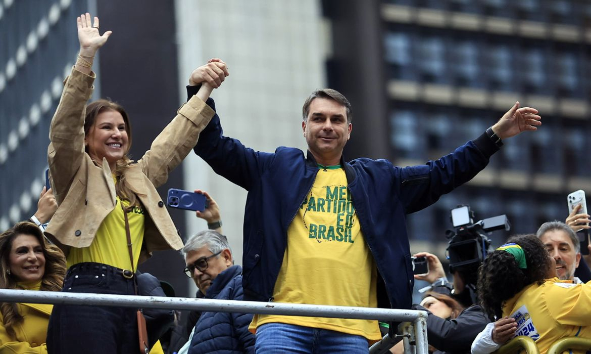 Senador Flávio Bolsonaro encerra a campanha criticando o Congresso Nacional
