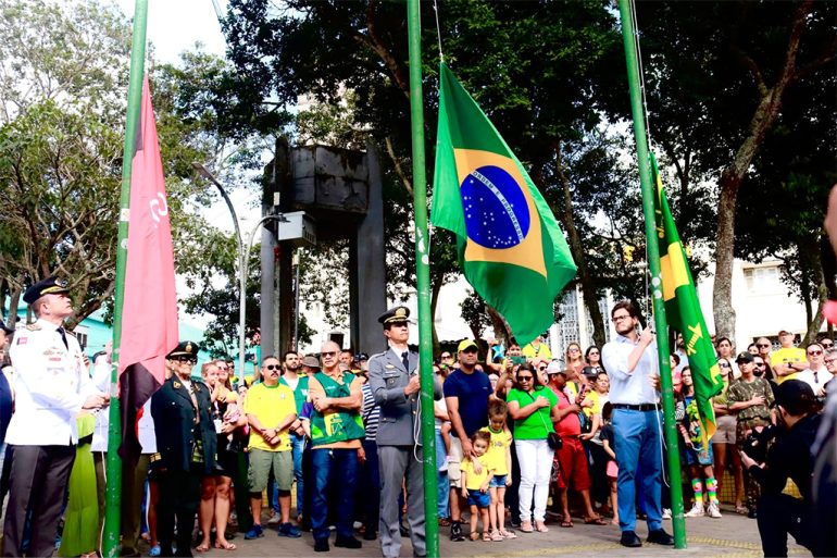 7 de Setembro: Desfile reúne mais de 10 mil pessoas em Campina Grande hasteamento bandeiras 7 de setembro em campina grande