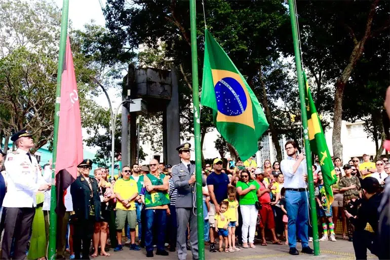 7 de Setembro: Desfile reúne mais de 10 mil pessoas em Campina Grande hasteamento bandeiras 7 de setembro em campina grande