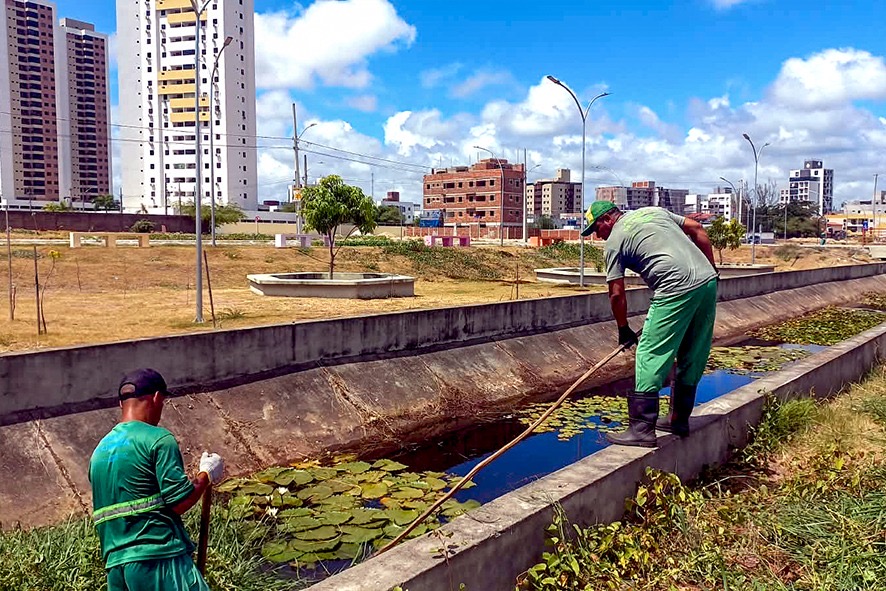 Emlur-JP promove limpeza de canal no Parque Parahyba IV