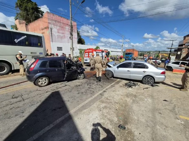 Acidente entre dois carros deixa três feridos em Guarabira