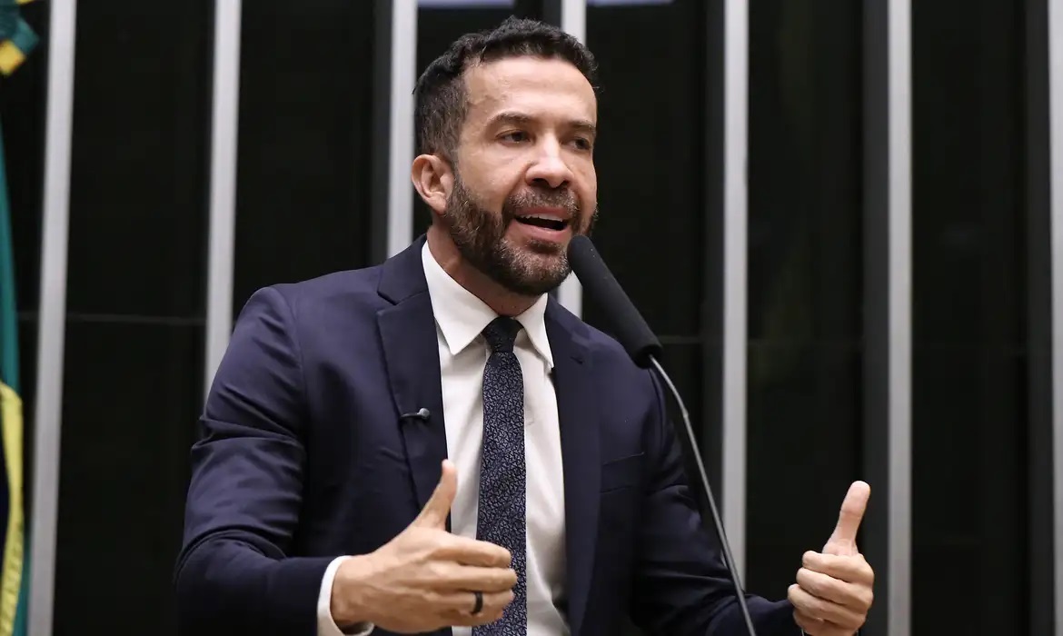 Boletim médico informa sobre alta de Janones