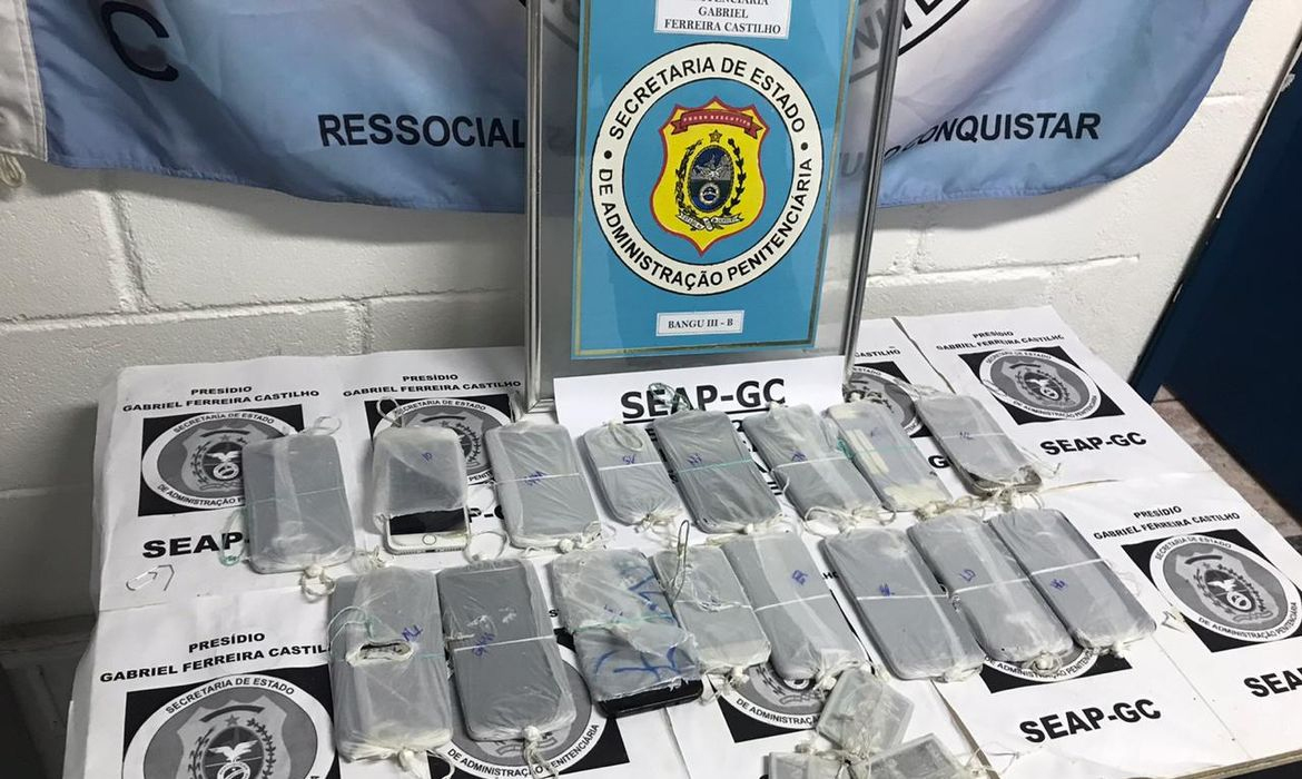 Governo federal cria programa para bloquear celulares em presídios