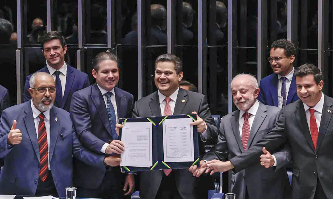 Fim da escala 6×1: Congresso promulga emenda; jornada 5×2 começa em 60 dias