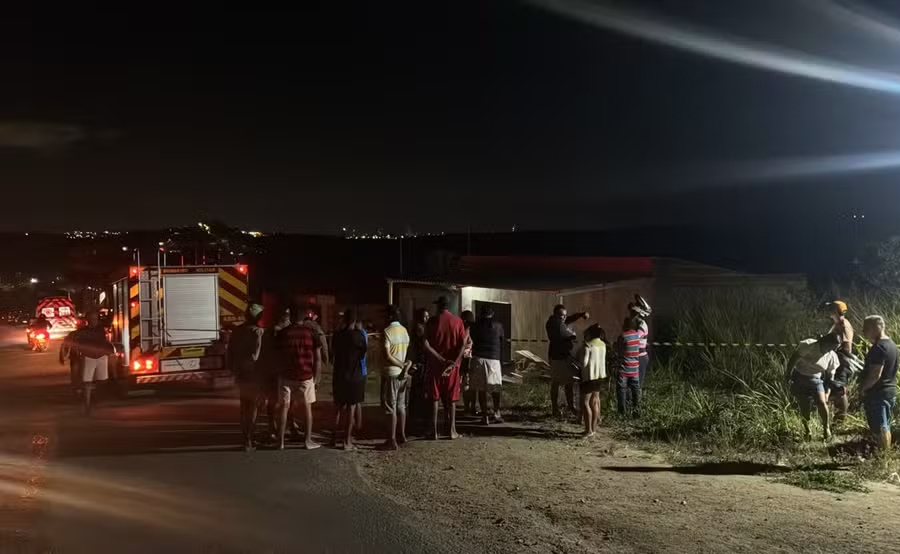 Arremessada em acidente de trânsito, criança morre em cima de telhado