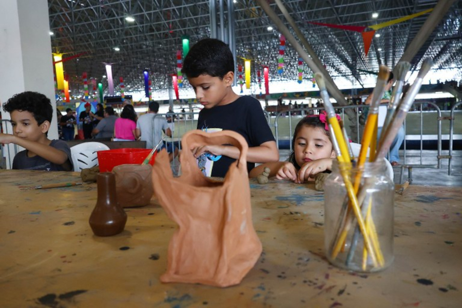 Famílias desafiam estereótipos com brinquedos sem gênero para crianças