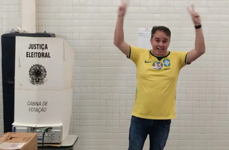 Efraim Filho vota em João Pessoa e demonstra confiança na vitória de Flávio Bolsonaro efraim