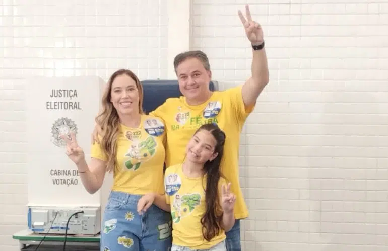 Efraim Filho ressalta confiança para o 2º turno: “Estamos enfrentando uma máquina poderosa” efraim familia votando