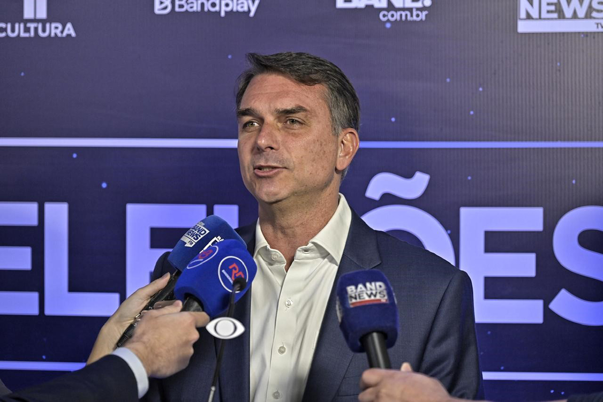 Debate na Band: Flávio Bolsonaro se recusa a responder sobre Vorcaro