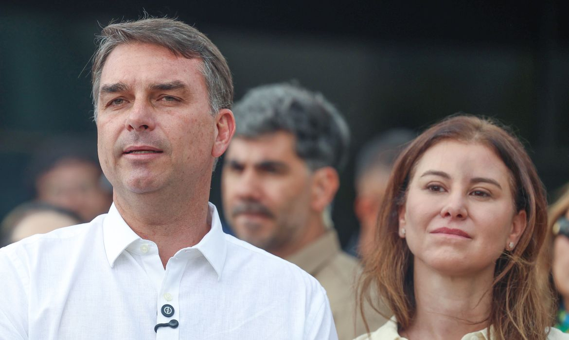 A convite de cardeal, Flávio Bolsonaro participa de missa na Catedral de Brasília