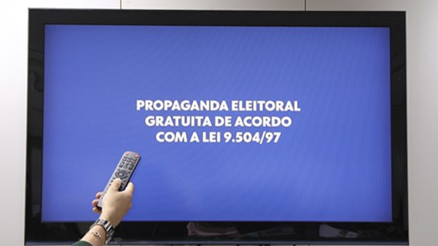 Guia eleitoral: Lula dramatiza e Flávio Bolsonaro adota tom de eleito