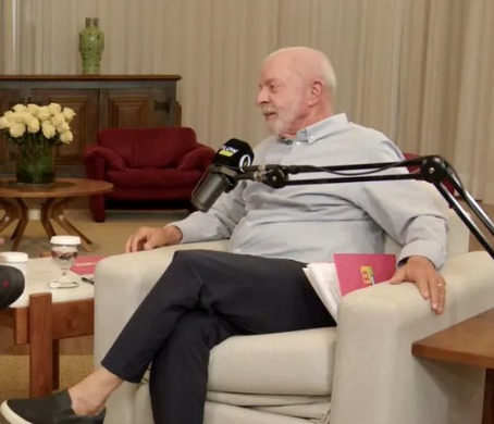 Longe da Globo, Lula vincula Flávio a milicianos e cita relação com Vorcaro