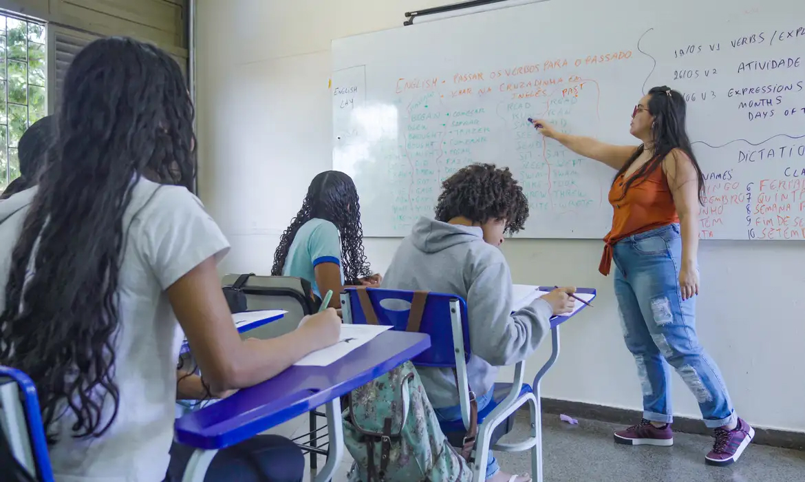 Lula propõe ampliar educação integral; Flávio quer escolas militares