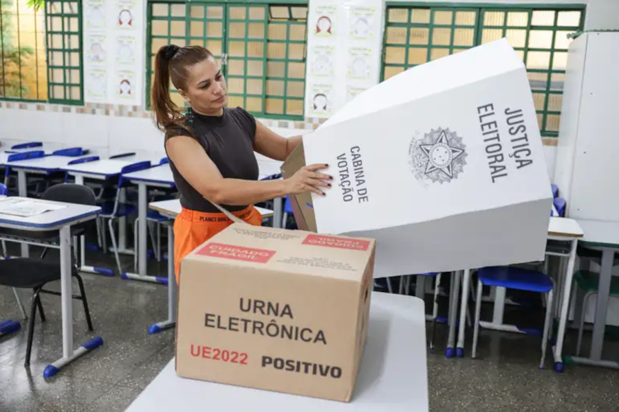Brasil mobiliza quase 500 mil urnas eletrônicas para votação deste domingo