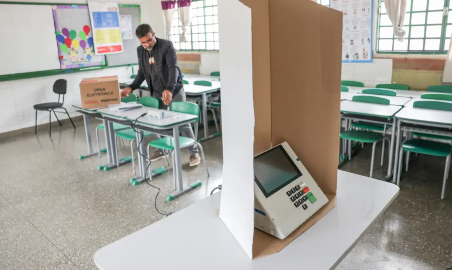 TSE informa que 421 urnas com problemas foram substituídas até 10h